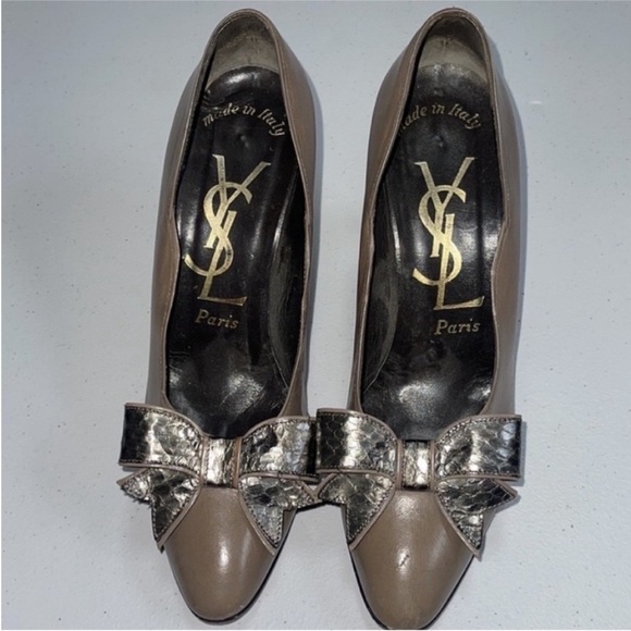 Vintage ysl taupe kitten heel bow shoes 
Size 8
Good used condition - Picture 1 of 6